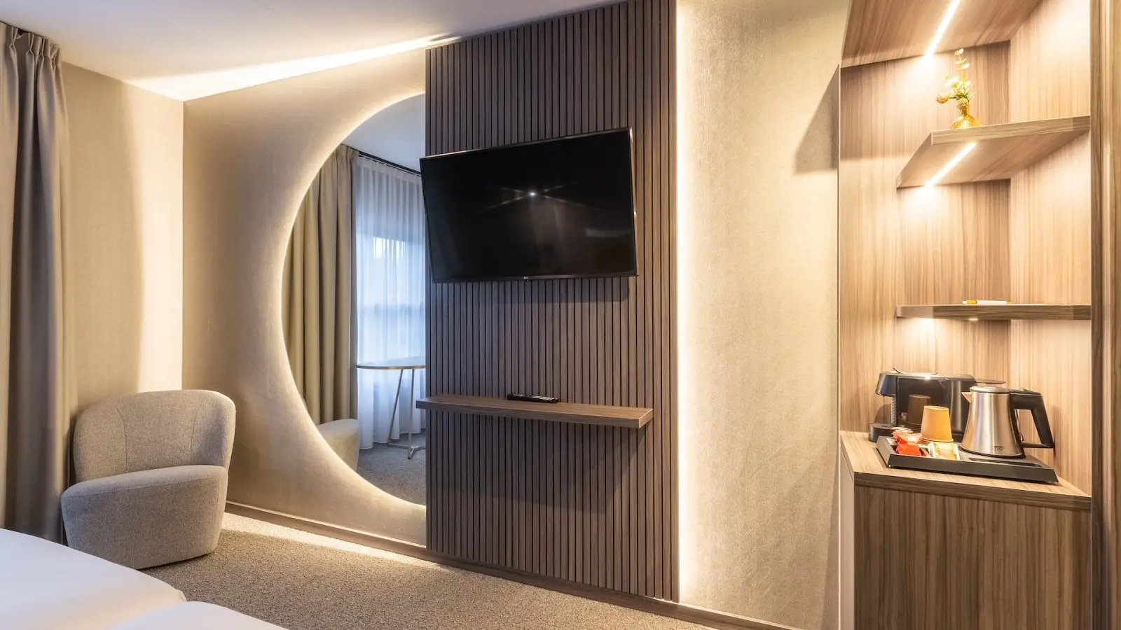 Comfort kamer — zithoek met fauteuil en flatscreen-tv