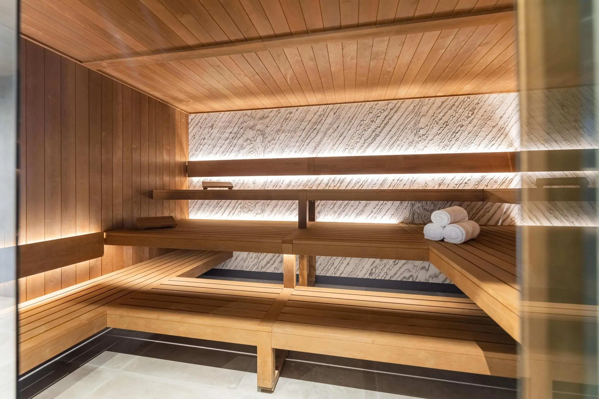 Sauna im Hotel Asteria mit warmem Holz und gedämpftem Licht