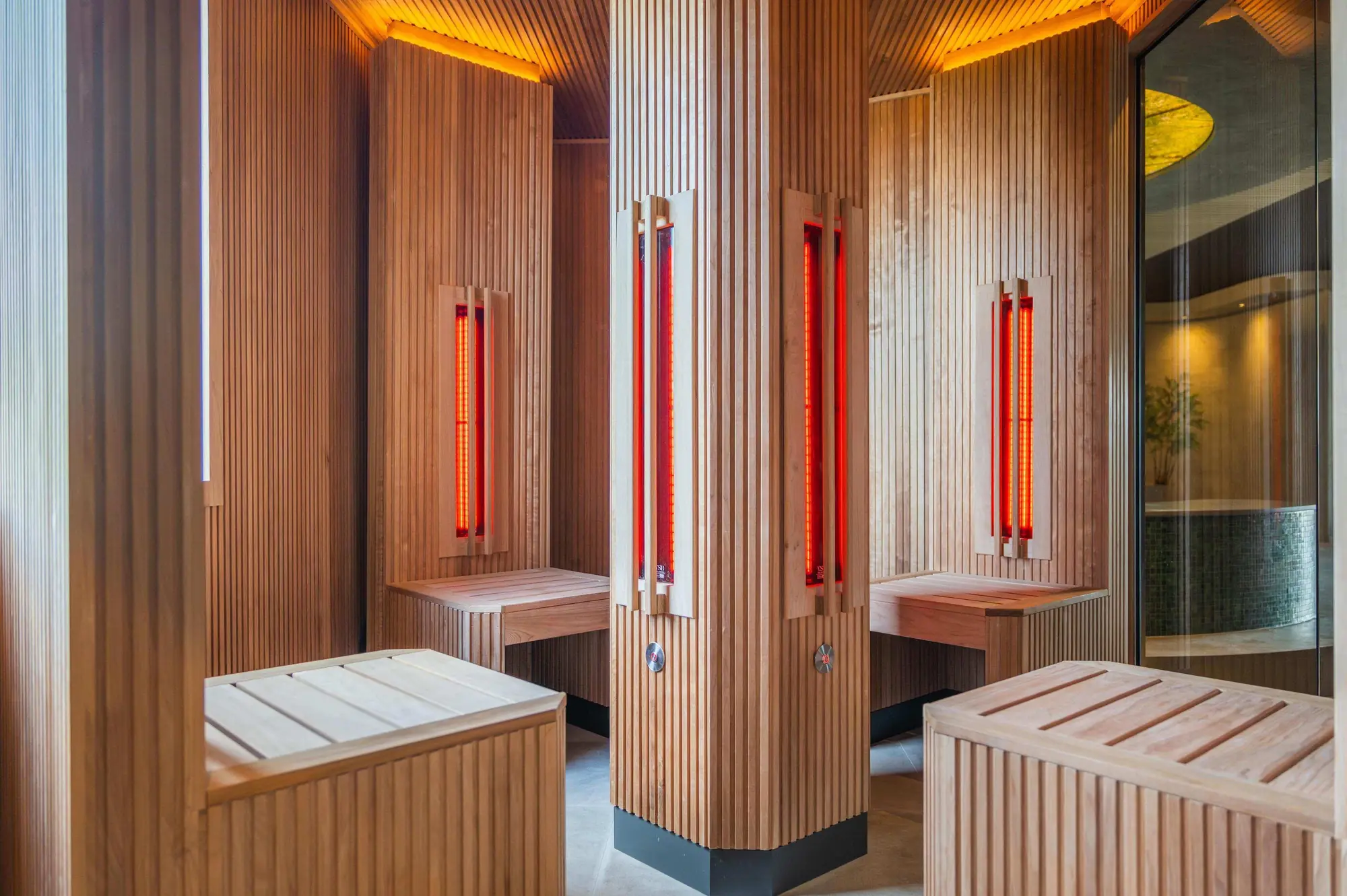 Infrarotkabine im Wellnessbereich