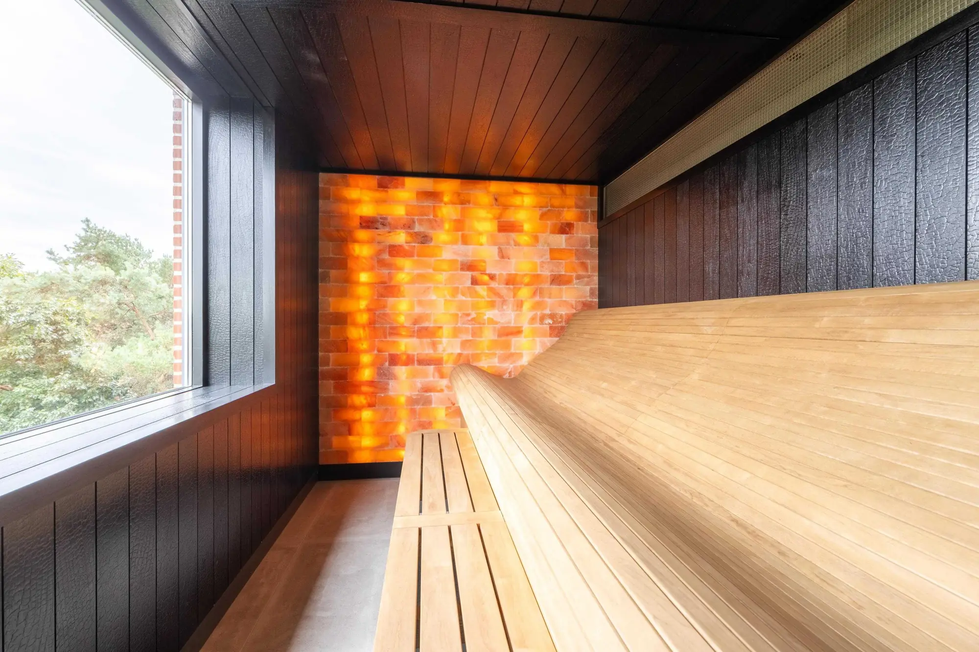 Salzsteinsauna mit warm leuchtenden Salzsteinen